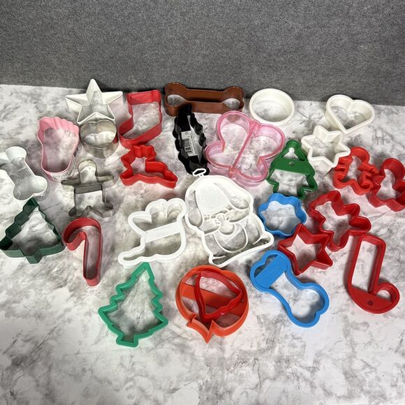 Christmas Holiday Cookie Cutters Mostly Plastic A Few Metal Lot Of 29 Assorted - Picture 1 of 5